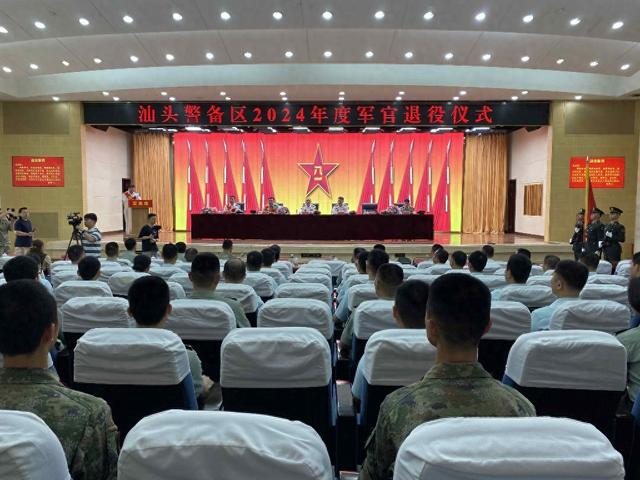 满载荣光再出发!汕头警备区3名军官卸甲告别军旗