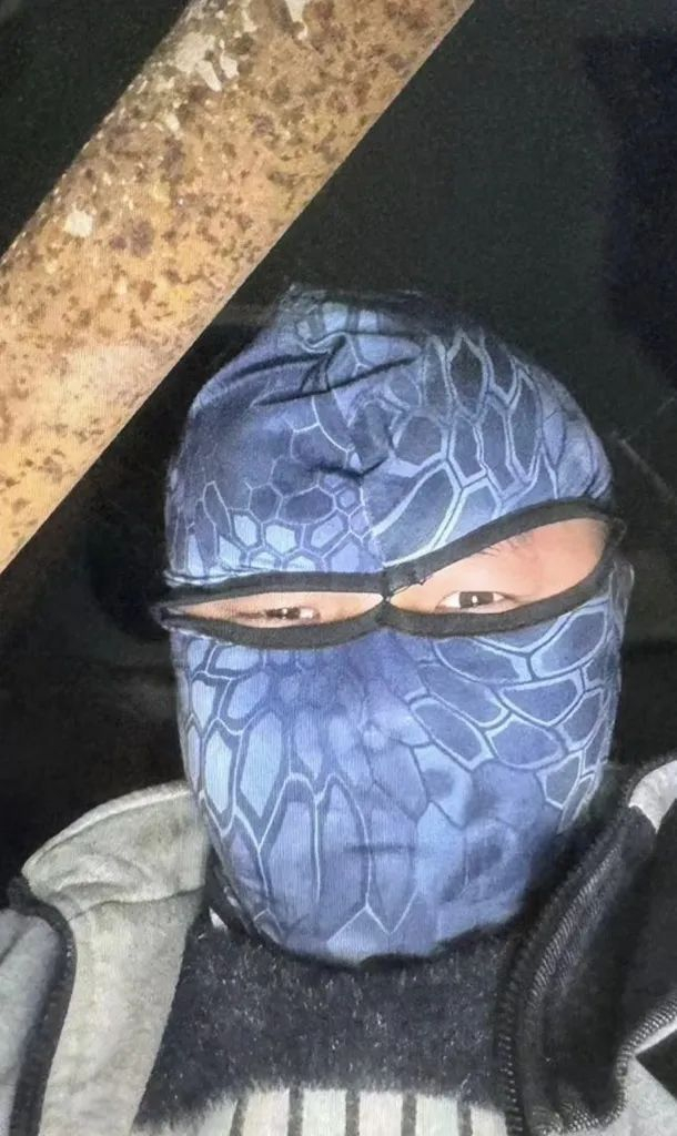 抓了!"蒙面男"盗窃屡次得手,还自拍留念