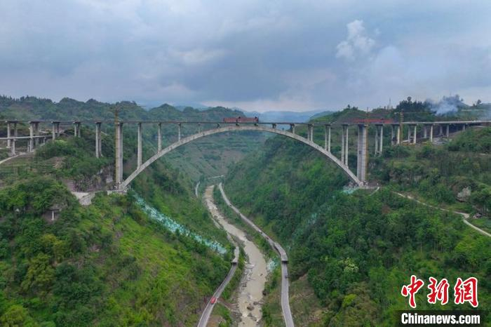 四川乐山至西昌高速公路苏坝特大桥双幅贯通