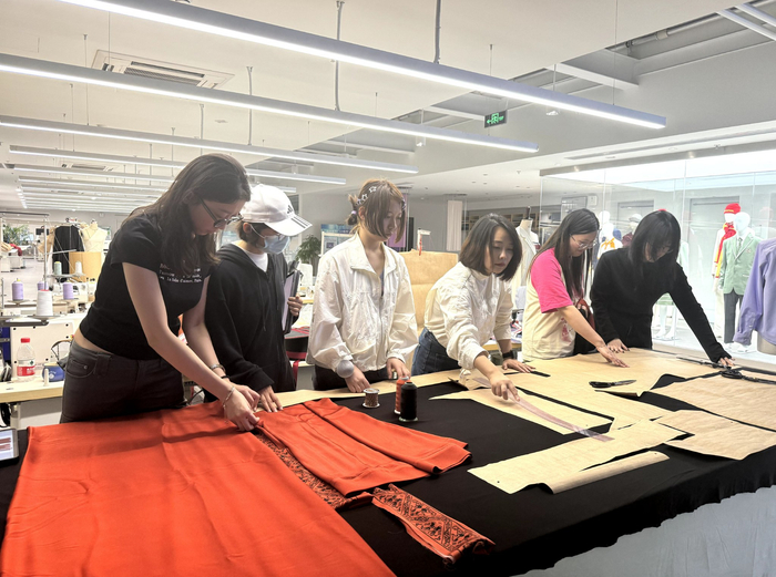 梁燕（右三）和团队成员制作婚服。受访者供图