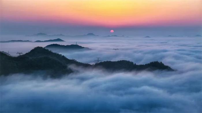 云海绕山峦