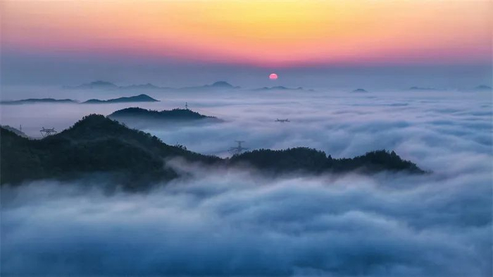 云海绕山峦,日出美如画