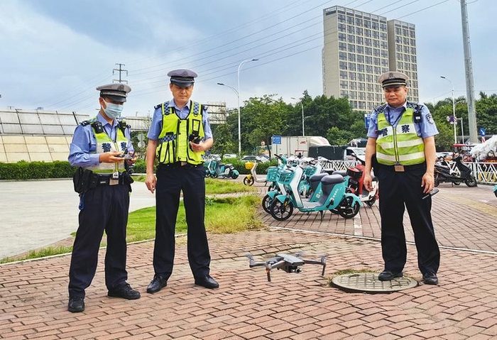     南宁交警利用无人机准备对安吉西津路口开展巡逻。（廖志鹏 摄）