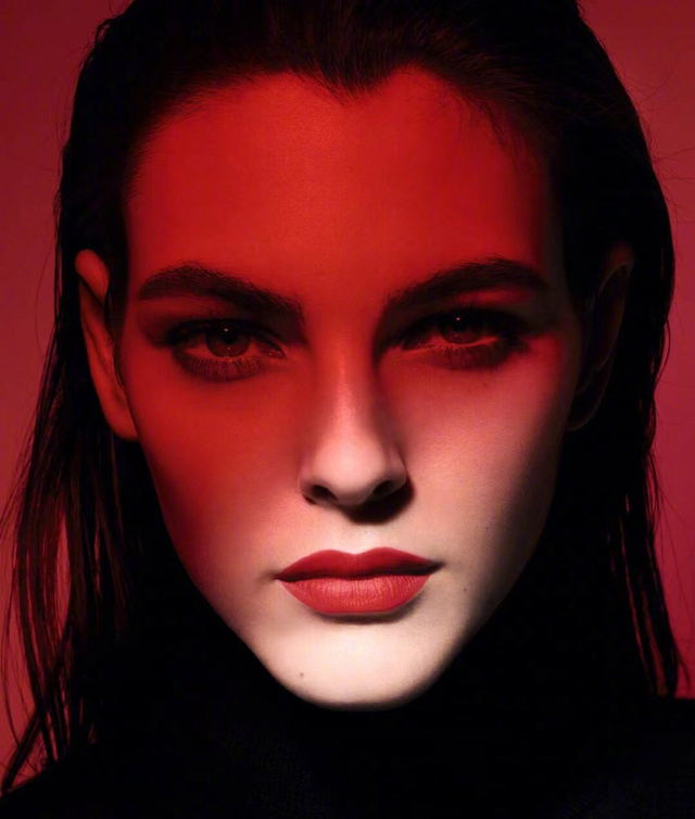 这种美不需要小心翼翼地"精心呵护",她身上野性的张力正是美感的来源