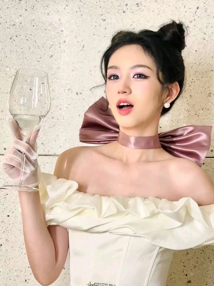 坐公交车被发掘,她能上桌吗