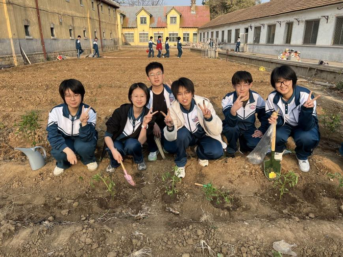 随着劳动教育的深入推进,龙口一中东校的劳动实践基地已经成为一个集