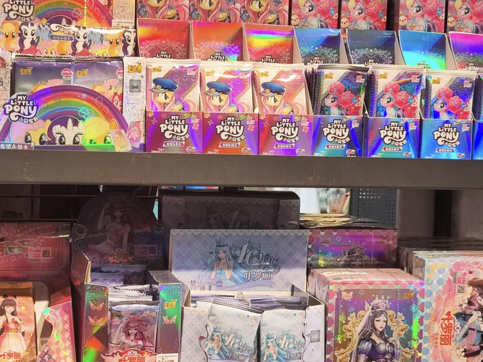 县城里的店各类卡牌齐全，唐笑的店却迟迟补不上货（图源：唐笑）