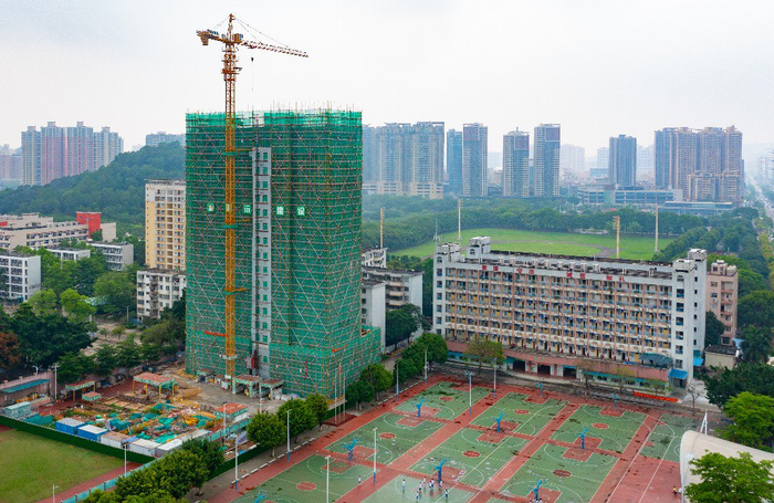虎门第三中学改扩建工程封顶日前,记者在位于虎门三中校内西北角的改