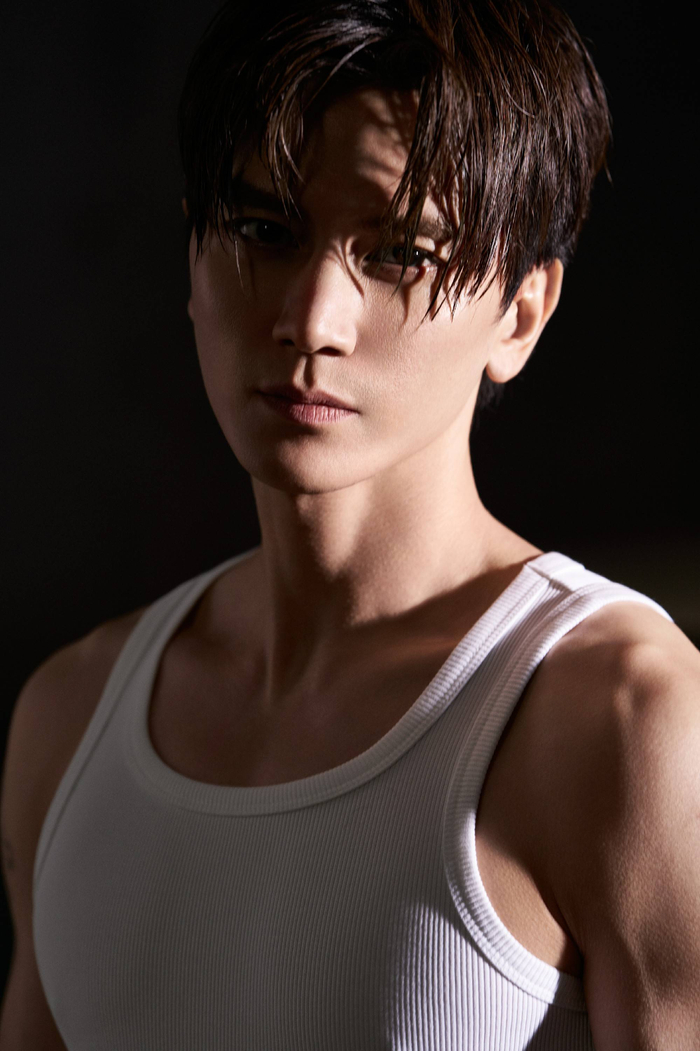 孙祖君力量感写真释出 肌肉健硕型男范儿十足