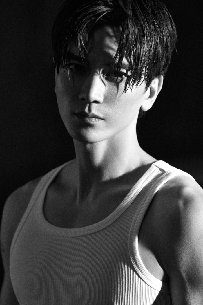 孙祖君力量感写真释出 肌肉健硕型男范儿十足