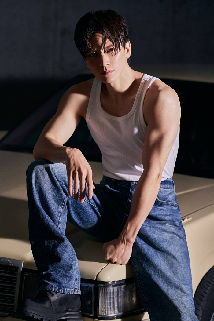 孙祖君力量感写真释出 肌肉健硕型男范儿十足