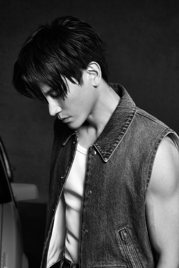 孙祖君力量感写真释出 肌肉健硕型男范儿十足