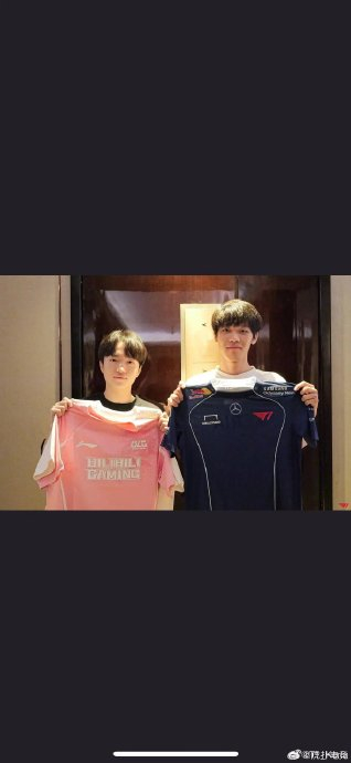 随后keria选手发布了自己身着blg战队队服的照片
