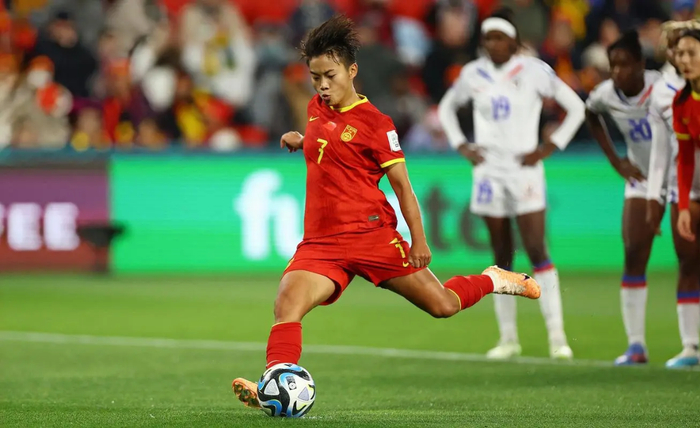 凌晨1点!天津媒体宣布好消息:恭喜中国女足,王霜可以安心了