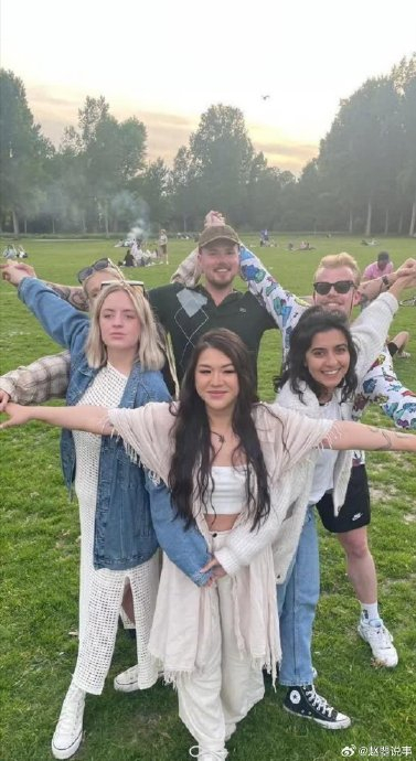 中国大妈的"六芒星"拍照姿势在国外年轻人中迅速走红!