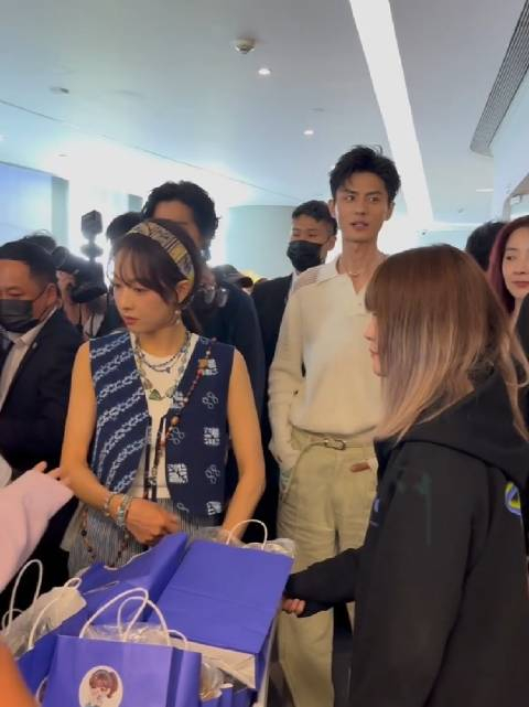 宋茜 井柏然今日都扫楼宣传自己的剧,没想到竟然偶遇,果然是熟人局啊!