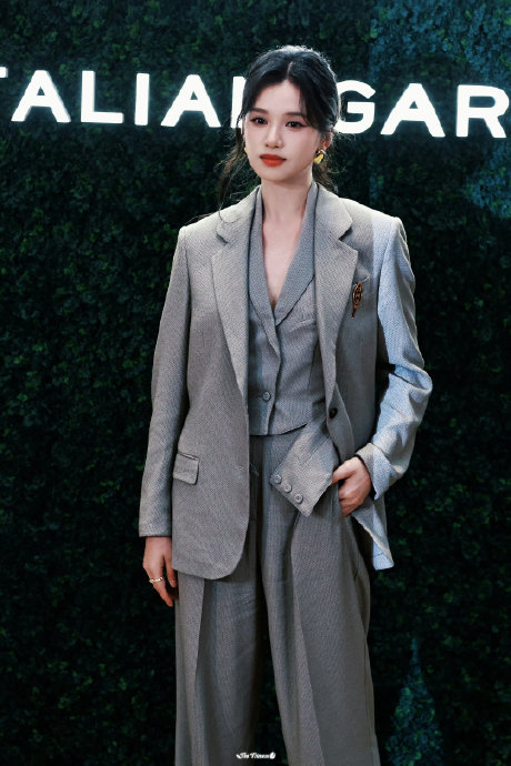 张婧仪穿西装了,姐感好强!