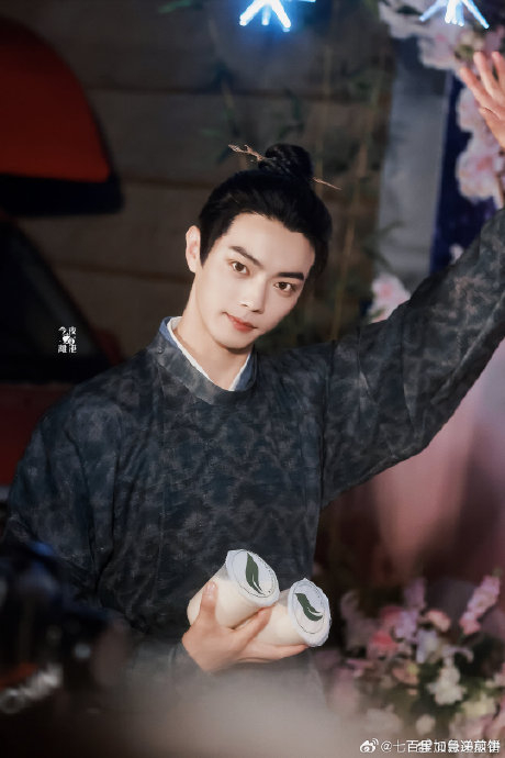 许凯子夜归杀青了,妈啊今天生图直出,状态真的好好!