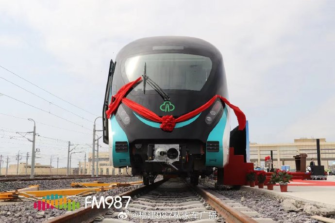 福州滨海快线首列车亮相