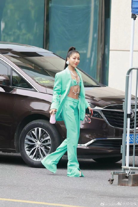 这件薄荷绿西装也太显白了吧!|吉克隽逸_新浪新闻