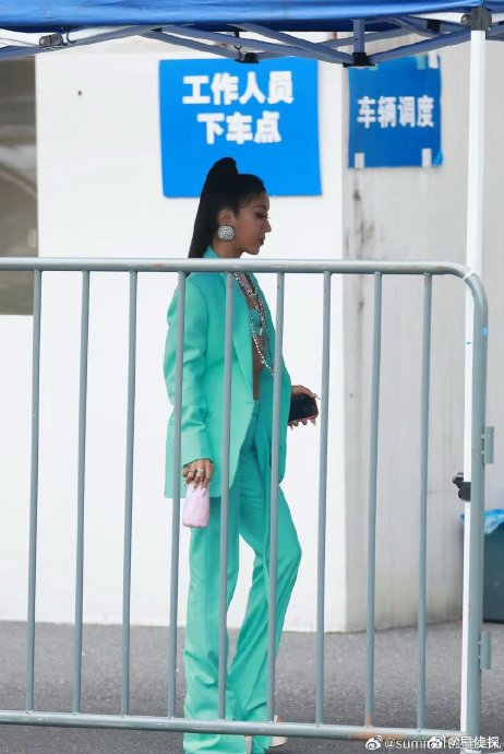 这件薄荷绿西装也太显白了吧!|吉克隽逸_新浪新闻