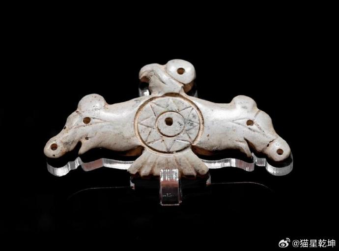 凌家滩神鸟,通常指的是在凌家滩遗址中发现的与鸟相关的文物或图案