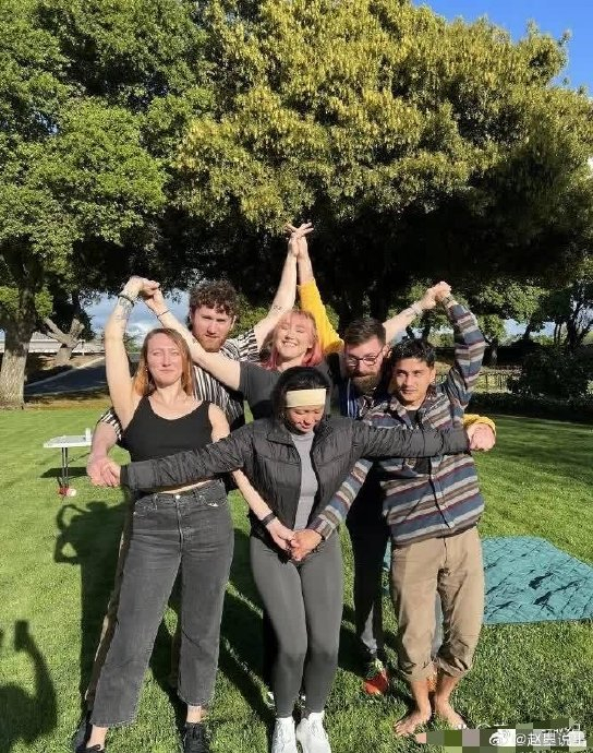 中国大妈的"六芒星"拍照姿势在国外年轻人中迅速走红!