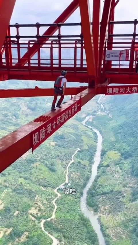 坝陵河大桥低空跳伞,美国小哥开挂使用凌波微步
