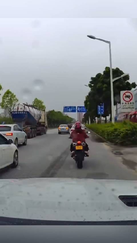 网友投稿:前车突然变道,电动车吓得摔倒,这起无接触事故前车有责任吗?