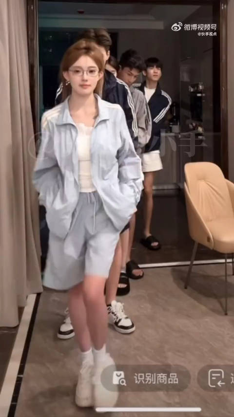 猪有蹄,曲麒麟,情多多,李冠一,天乐直播时模特走秀