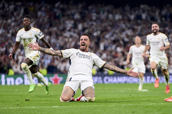 何塞卢庆祝进球。