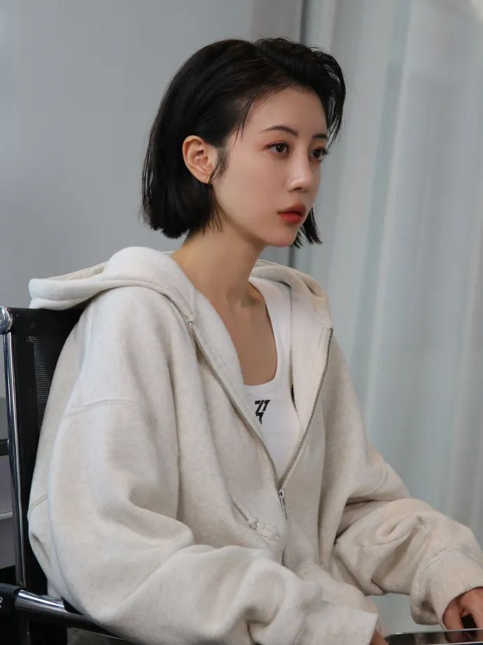 李溪芮一头标志性的短发让人印象深刻,而她一直都很喜欢中分发缝,这样