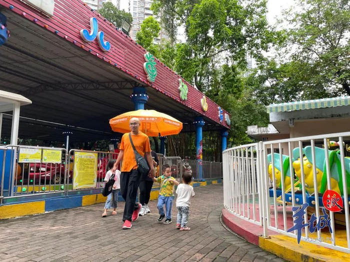 有家长带着孩子到醉观公园游乐场玩