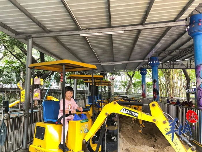 孩子在游乐场开心玩耍