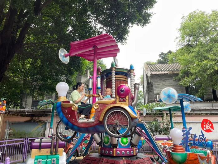 有家长带着孩子体验游乐项目