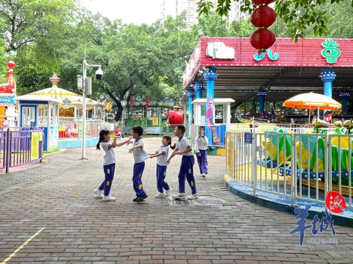 孩子在游乐场开心玩耍