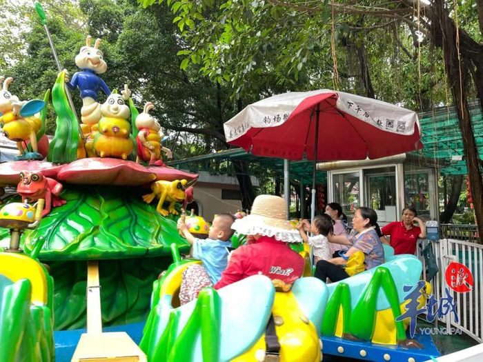 有家长带着孩子体验游乐项目