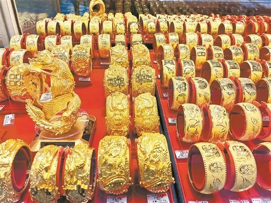 今年以来金价高企，许多消费者趁热出手积藏的黄金 （图文无关） 黄颖琳 摄