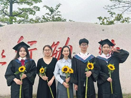 送你一朵向日葵 这名大学辅导员的毕业礼如此惊艳