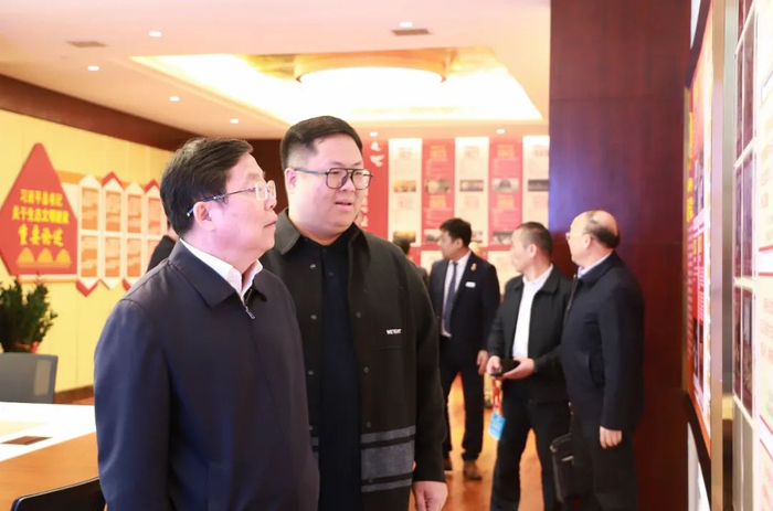 何鸿锦陪同与会代表参观清远国际酒店委员驿站"对我来说,建设驿站收获