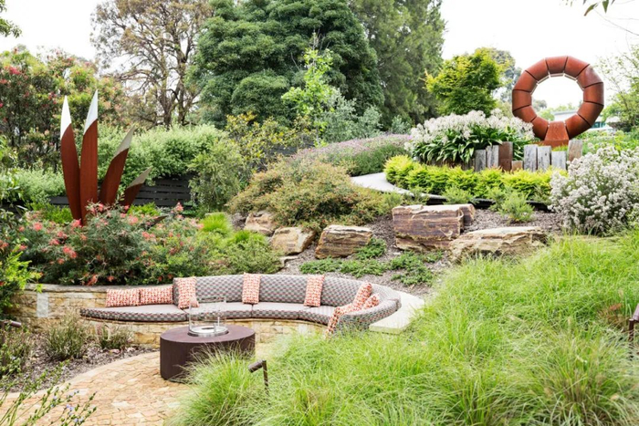 巧用庭院中的坡地,轻松打造层次感!|设计_新浪新闻