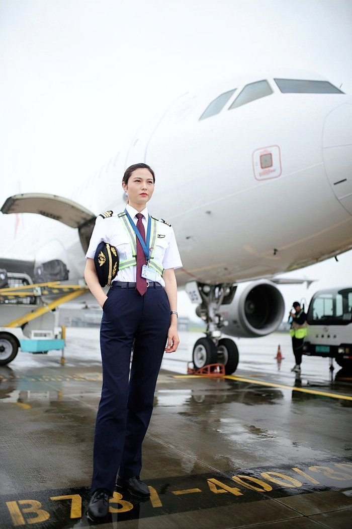 又飒又美,她是6岁娃的母亲也是90后女飞行员