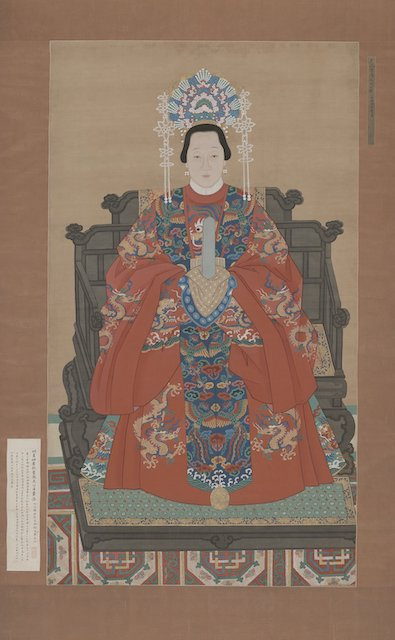 "中国古代服饰文化"展中的《曹国长公主朱佛女像》凤冠之外,便是霞帔.