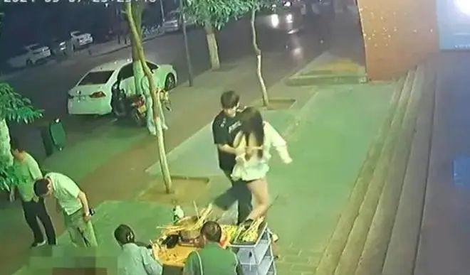 陕西警方通报一男子在火锅店前被捅死