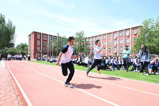 日前,汇森中学迎来了一年一度的春季运动会.