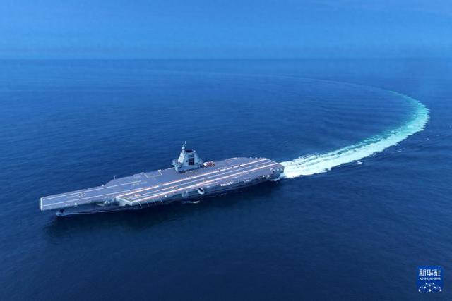 无人机5月7日拍摄的首航试验中的中国海军福建舰。（新华社）