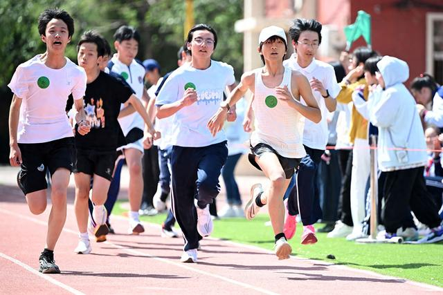 日前,汇森中学迎来了一年一度的春季运动会.