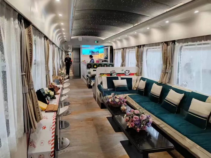 "熊猫专列"是国铁成都局集团公司推出的以熊猫为设计主题,通过多种