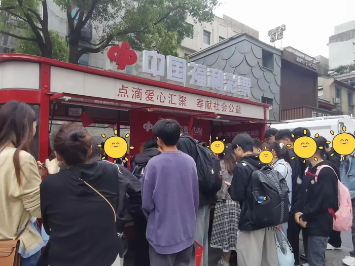 年轻人聚集购买刮刮乐彩票。（图/每日人物）