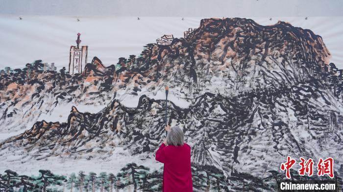 七旬画家现场创作13.2米巨幅山水画《赤染将军岭》